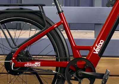 Système de freinage régénératif sur le vélo électrique avec fourche suspendue PARCOURS.