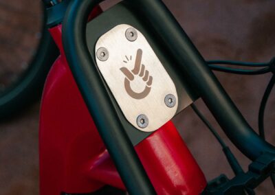 Fourche suspendue 100 mm et pneus Smart Sam sur le vélo électrique tout chemin.