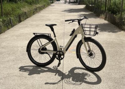 Vélo bonjour beige configurez pour une sortie urbaine
