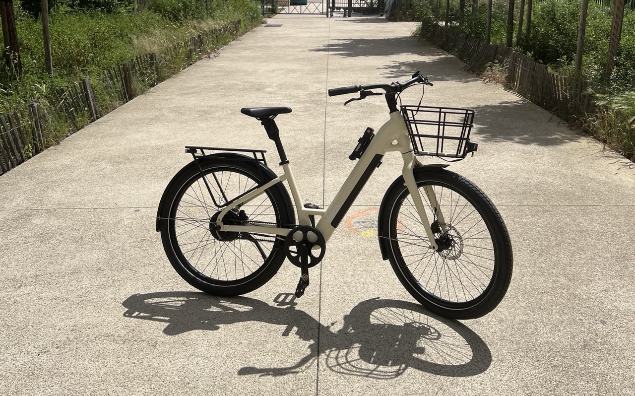 Vélo bonjour beige configurez pour une sortie urbaine